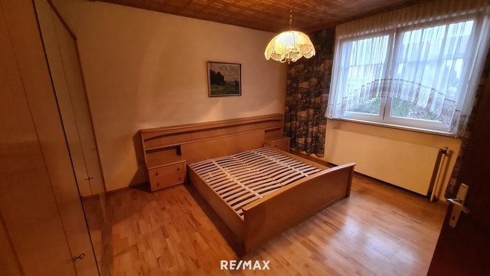 Schlafzimmer 1-1