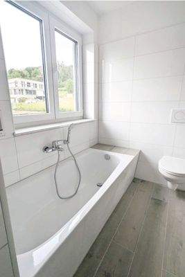 helles Bad mit Fenster und Wanne.jpg