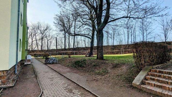 Kleiner Park hinter Wohngebäude