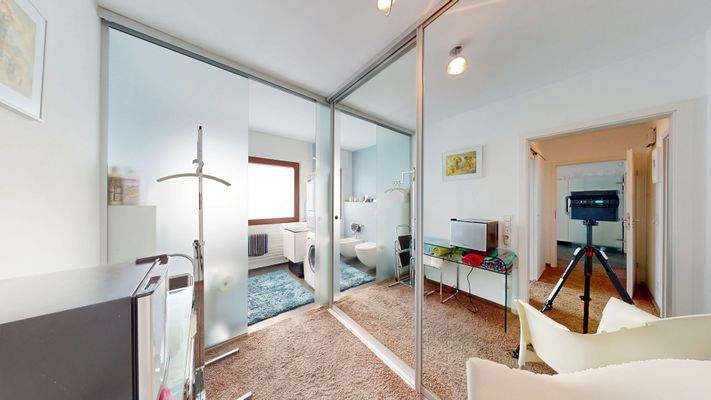 Ankleide zu Badezimmer 2