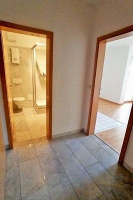 Flur mit Blick in Wohnzimmer und Bad