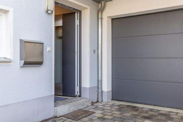 Zauberhafte Maisonette-Gartenwohnung mit XXL-Garage, Carport und eigenem Garten – Baujahr 2007