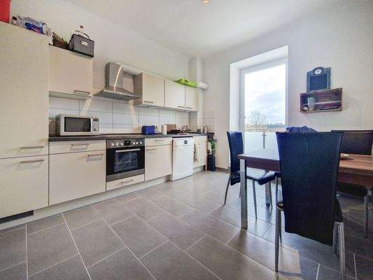 Küche mit Zugang zum Balkon