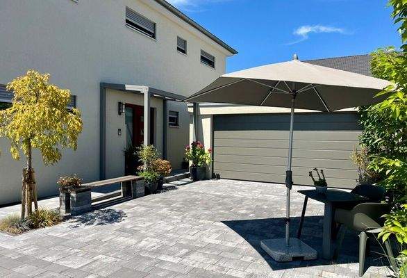 Eingangsbereich und Garage