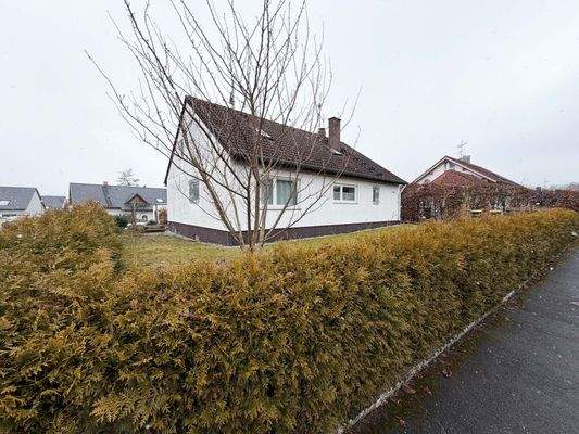 Außen: Ruhige Straßenlage mit eingewachsenem Gartenrahmen rund ums Haus