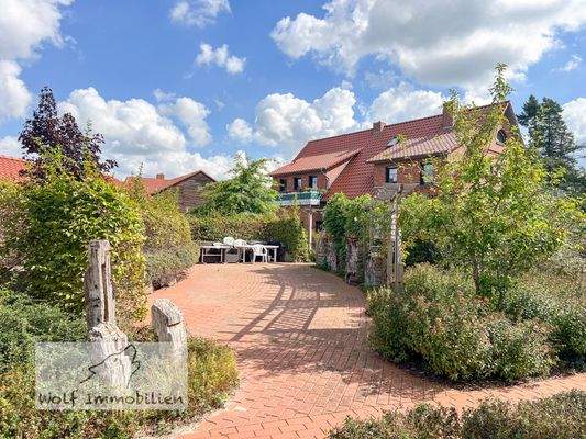 Zentraler Sitz- und Grillplatz