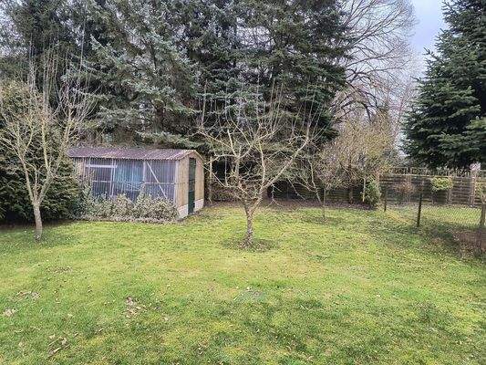 Garten mit Gewächshaus