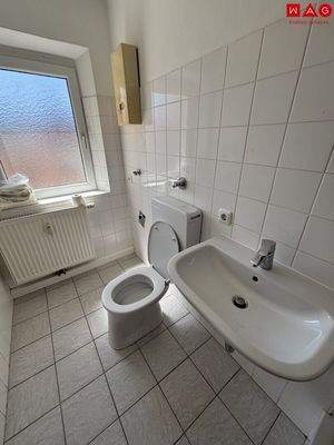 Badezimmer mit Fenster und Dusche