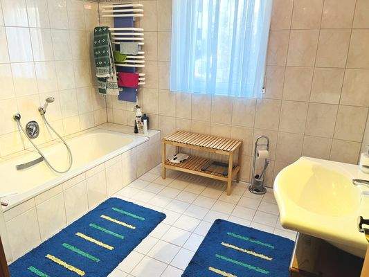 Tageslichtbadezimmer mit Wanne/Dusche (EG)