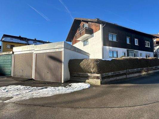 Ansicht Nord-Ost mit zwei Garagen