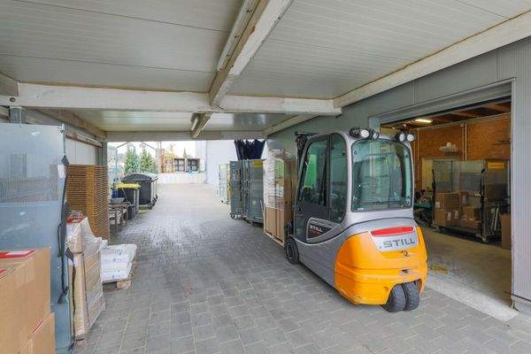 Überdachte Warenannahme