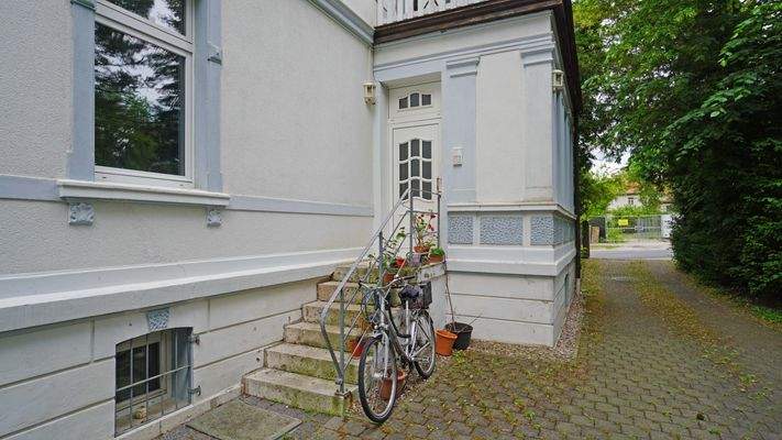 Getrennt vom Haupteingang ist die Einheit über einen eigenen Zugang erreichbar