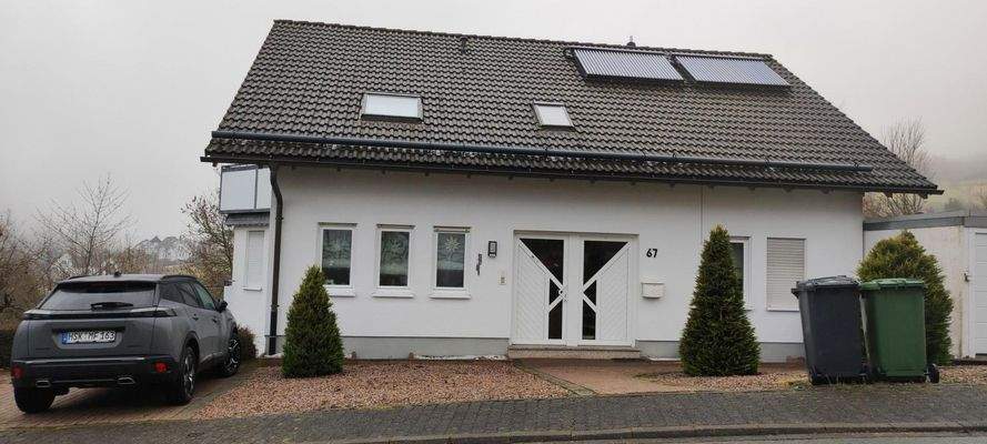 Hausansicht mit Stellplatz 