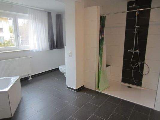 Bad Wanne und Dusche