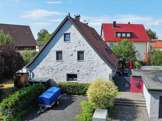 Eingang mit 2 Stellplätzen