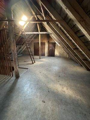 Dachgeschoss mit Holzstruktur