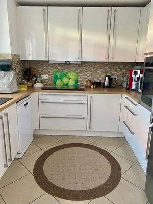 Moderne und komplette Einbauküche 