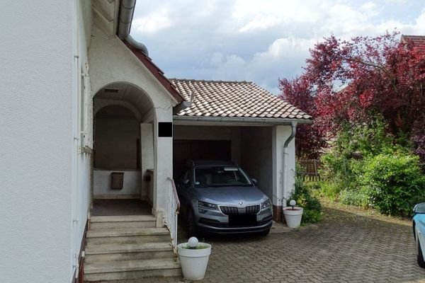 Eingang und Garage