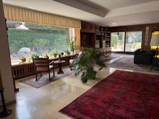 Das großzügige Wohnzimmer mit Blumenfenster