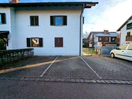 Kfz-Außenstellplatz (zweiter von links)