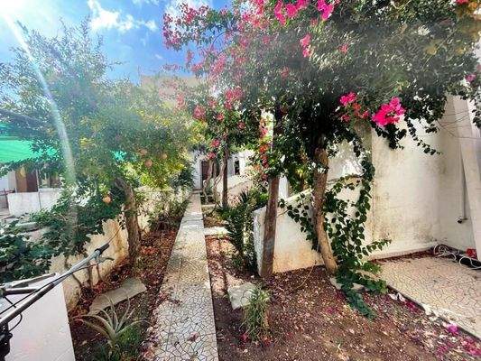 Südostkreta, Makry Gialos: Apartmentkomplex zur Renovierung zu verkaufen