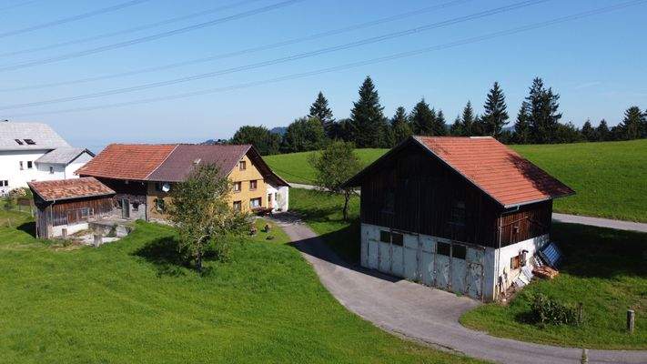 Bauernhof mit Nebengebäude