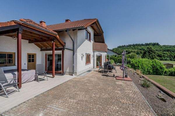 Teilweise überdachte Terrasse