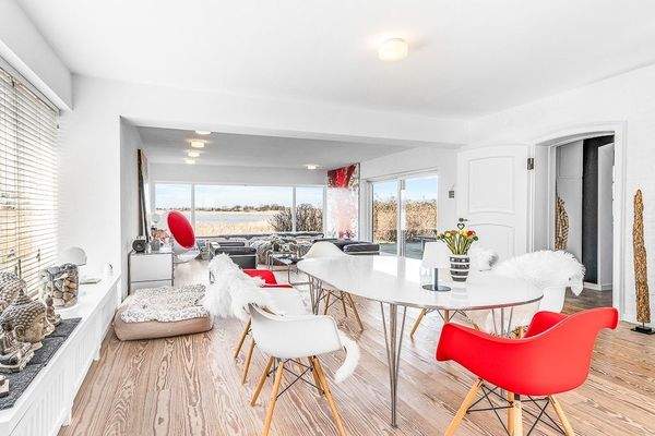 Wohn- und Esszimmer mit Seeblick