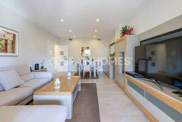 4-Bedroom Sea View Flat with Shared Pool in Benalmádena