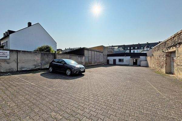 Parkplatz im rückwärtigen Bereich