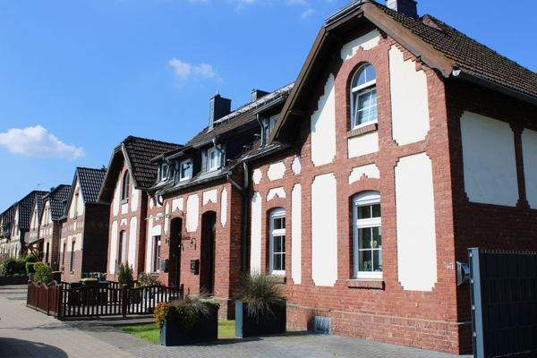 Ansicht Strasse Häuserreihe