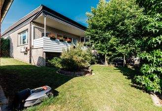 Hausansicht mit Balkon