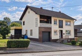 Willkommen zu Hause – mit Garage, überdachtem Balkon und Garten
