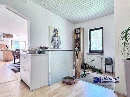 Wohnzimmer/Treppen zum Untergeschoss