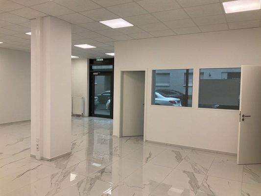 Salonfläche; Zugang zum sep. Behandlungsraum.JPG