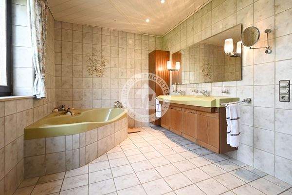 Das großzügige Tageslichtbad mit Eckbadewanne...