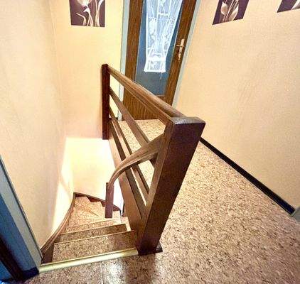 schmale Treppe vom Erd- in‘s Obergeschoss