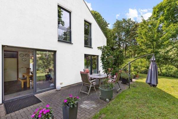 Großzügige Südwest-Terrasse. Genehmigung für Wintergarten liegt vor