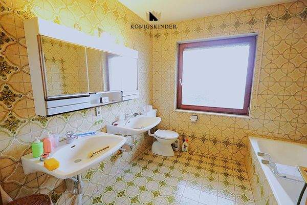 ...das geräumige Bad.