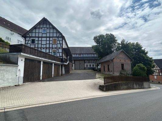 Einfahrt, Haus und Nebengebäude