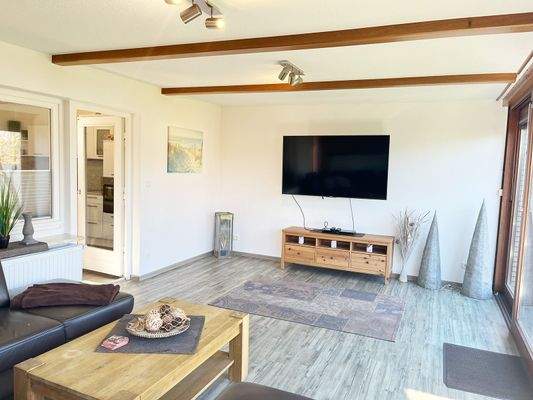 Helles Wohnzimmer mit ...