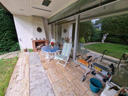 Überdachte Terrasse mit Kamin