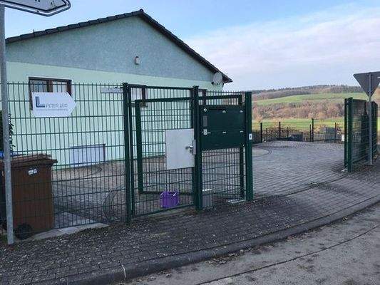 Außenansicht/ Stellplätze