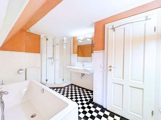 Voll- und Duschbad im 1. Obergeschoss