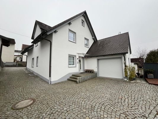 Eingangs- und Garagenbereich