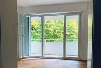 Wohn-/Schlafraum mit Zugang zum Balkon