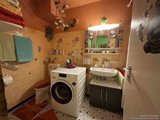 Bad mit Waschbecken, WM-Anschluss, WC