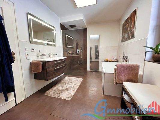 hochwertiges Badezimmer im EG