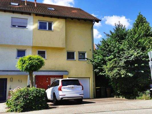 Hauseingang mit Garage und Stellplatz