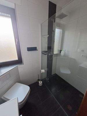 Badezimmer mit Dusche